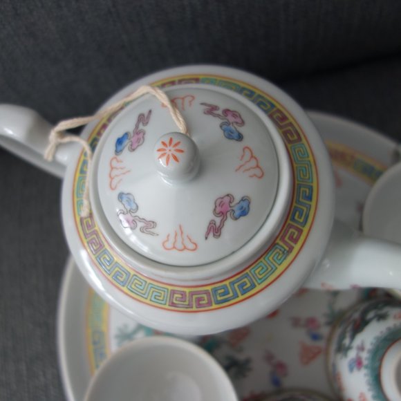 Ceramic Dragon Design Tea Pot (1),  Tea Cups (4) and Tray/Plate (1) - Picture 4 of 16